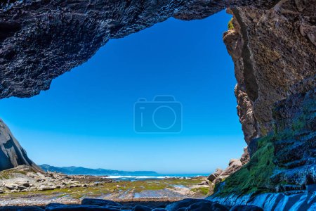 Grotte marine à Algorri crique sur la côte dans le flysch Zumaia sans personnes, Gipuzkoa. Pays basque