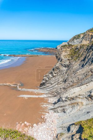 Itzurun Strand ohne Menschen im Geopark Flysch Baskische Küste in Zumaia, Gipuzkoa