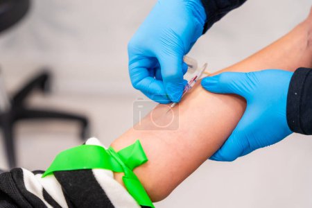 Nahaufnahme einer Krankenschwester mit Nadel, um einer Frau Blutprobe zu entnehmen