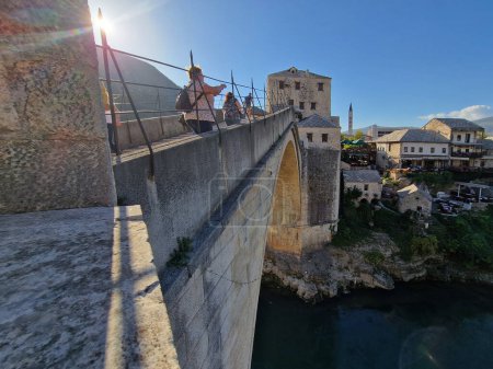Foto de Mostar - icónico casco antiguo con famoso puente en Bosnia y Herzegovina. destino turístico popular - Imagen libre de derechos