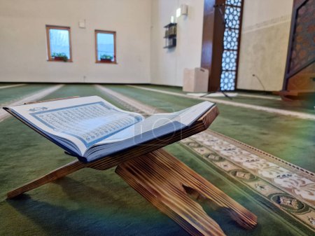 Téléchargez les photos : Sarajevo, Bosnie-Herzégovine, le 21 novembre 2022. Coran dans la mosquée - ouvert à la prière - en image libre de droit
