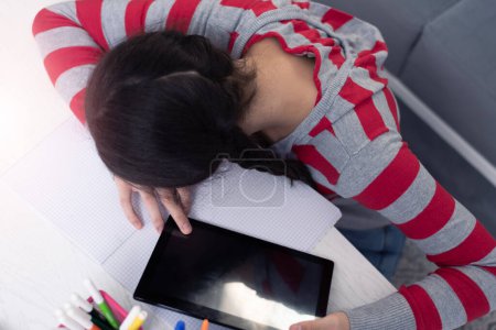 Téléchargez les photos : Young female Student doing complicated homework online - en image libre de droit