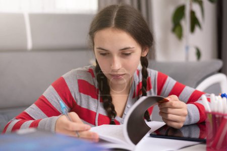 Foto de Young female Student doing complicated homework online - Imagen libre de derechos