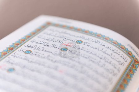 Téléchargez les photos : Sarajevo, Bosnie-Herzégovine, 20 février 2023 ; perles musulmanes et coran ou coran sur table en bois. Concept de religion islamique. - en image libre de droit