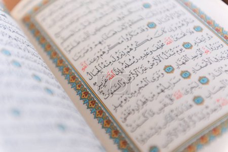 Foto de Sarajevo, Bosnia y Herzegovina, 20 de febrero de 2023; cuentas musulmanas y Corán o Corán sobre mesa de madera. Concepto de religión islámica. - Imagen libre de derechos