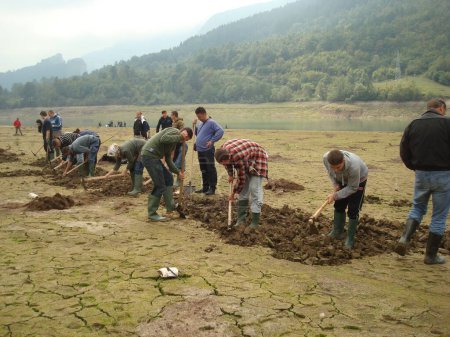 Foto de Visegrad, Bosnia y Herzegovina, lago Perucac, 12 de octubre de 2010.; Exhumación de personas ejecutadas en guerra en Bosnia. - Imagen libre de derechos