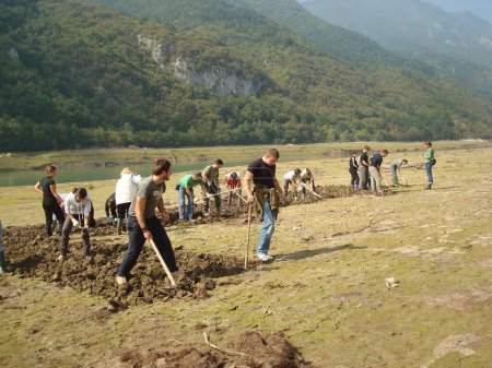 Foto de Visegrad, Bosnia and Herzegovina, Perucac lake, 12th october 2010.;Exhumation of executed people in  war in Bosnia. - Imagen libre de derechos