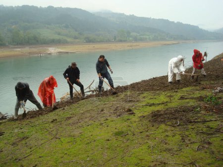 Téléchargez les photos : Visegrad, Bosnie-Herzégovine, lac Perucac, 12 octobre 2010 ; Exhumation de personnes exécutées en guerre en Bosnie. - en image libre de droit
