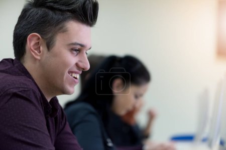 Téléchargez les photos : Young people in programming school.Students Learning In A Programing Class - en image libre de droit