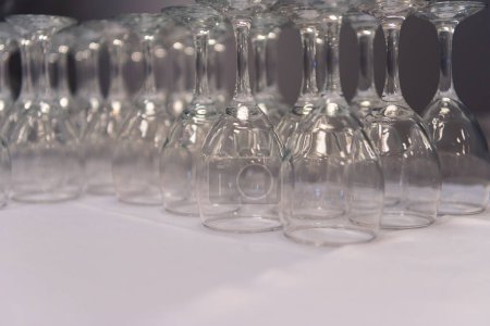 Foto de Grupo de vasos de agua que se limpia y se prepara para los huéspedes en la línea de desayuno buffet en el restaurante del hotel - Imagen libre de derechos