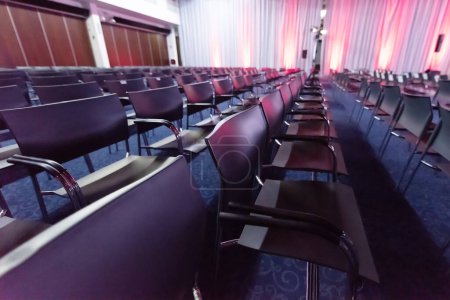 Foto de Moderna sala de conferencias vacía preparada para conferencias de negocios - Imagen libre de derechos
