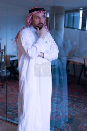 Téléchargez les photos : Arabe jeune homme d'affaires debout dans le bureau - en image libre de droit