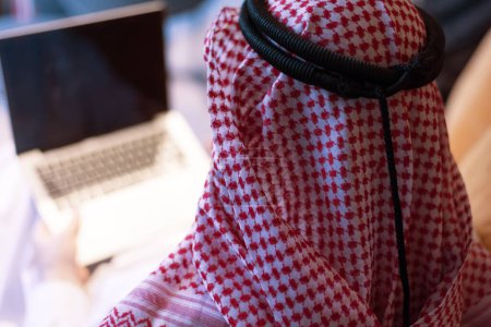 Téléchargez les photos : Homme d'affaires arabe travailleur travaille dans l'ordinateur sur le lieu de travail dans le bureau - en image libre de droit
