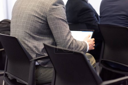 Téléchargez les photos : Foyer sélectif de l'homme d'affaires en tenue formelle ordinateur portable pendant la conférence - en image libre de droit