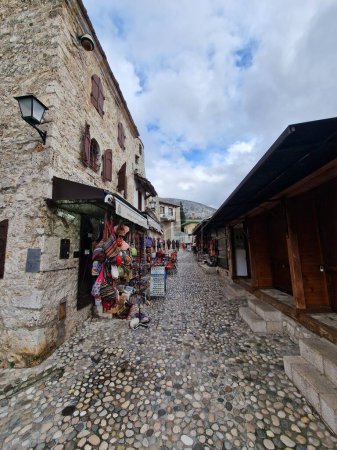 Téléchargez les photos : Mostar - vieille ville emblématique avec pont célèbre en Bosnie-Herzégovine. destination touristique populaire - en image libre de droit
