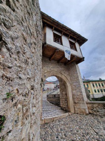 Foto de Mostar - icónico casco antiguo con famoso puente en Bosnia y Herzegovina. destino turístico popular - Imagen libre de derechos