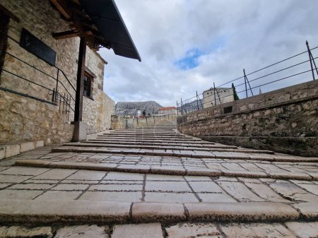 Téléchargez les photos : Mostar - vieille ville emblématique avec pont célèbre en Bosnie-Herzégovine. destination touristique populaire - en image libre de droit
