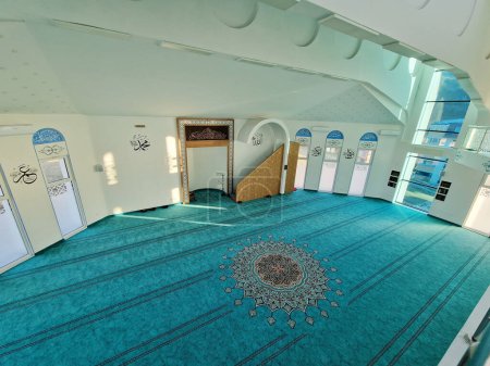 Foto de Vogosca modernand nueva mezquita en Sarajevo, Bosnia y Herzegovina, interior - Imagen libre de derechos