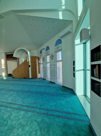 Foto de Vogosca modernand nueva mezquita en Sarajevo, Bosnia y Herzegovina, interior - Imagen libre de derechos
