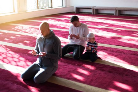 Téléchargez les photos : Islam, communauté ou personnes dans la prière avec un garçon ou un enfant pour le soutien des Dieux, la paix spirituelle pendant le ramadan - en image libre de droit