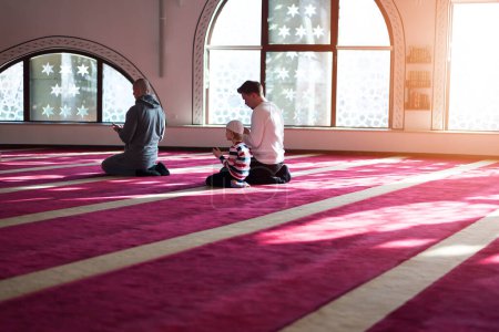 Foto de Islámica, comunidad o personas en oración con niño o niño por el apoyo de Dios, paz espiritual durante el ramadán - Imagen libre de derechos