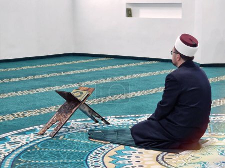 Foto de Islam, religión y oración de un líder musulmán o imán en la mezquita en ramadán por la fe espiritual - Imagen libre de derechos