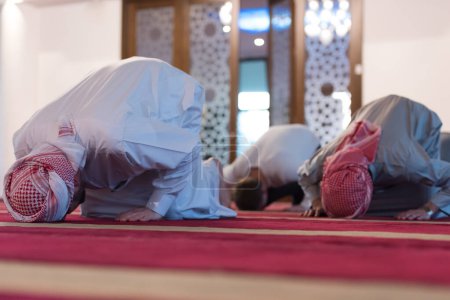 Téléchargez les photos : Prière du Ramadan, concept islamique. Salah, adorez et priez avec des amis islamiques au ramadan - en image libre de droit