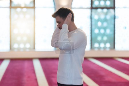 Téléchargez les photos : Islam, religion et prière d'un musulman à la mosquée du ramadan pour la foi spirituelle - en image libre de droit