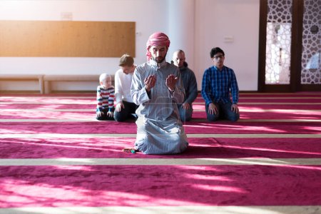 Téléchargez les photos : Prière du Ramadan, concept islamique. Salah, adorez et priez avec des amis islamiques au ramadan - en image libre de droit