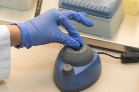 Téléchargez les photos : Chercheur scientifique utilisant la micro pipette pour l'analyse des tests en laboratoire génétique moderne - en image libre de droit