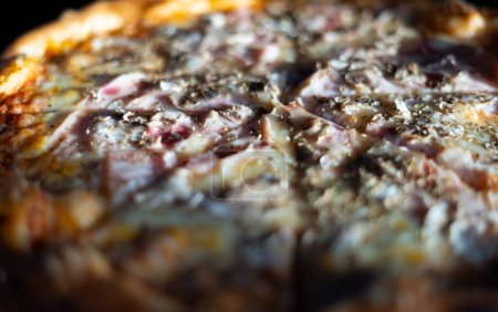 Foto de Primer plano de la pizza mixta italiana que sirve en la mesa woodedn - Imagen libre de derechos