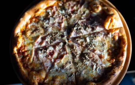 Téléchargez les photos : Gros plan des pizzas italiennes sur table woodedn - en image libre de droit