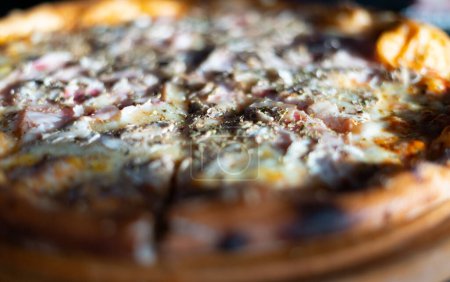 Foto de Primer plano de la pizza mixta italiana que sirve en la mesa woodedn - Imagen libre de derechos