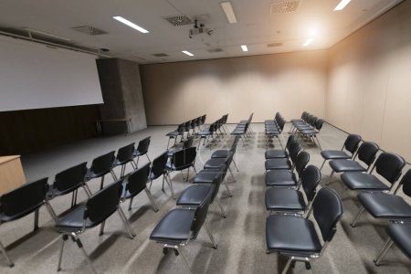 Foto de Sillas vacías en gran sala de conferencias para la Convención Corporativa o cumbre de negocios - Imagen libre de derechos