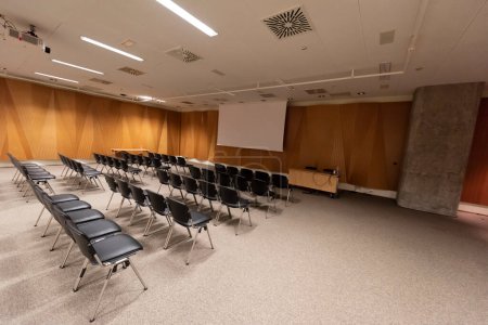 Téléchargez les photos : Chaises vides dans une grande salle de conférence pour congrès d'entreprise ou sommet d'affaires - en image libre de droit