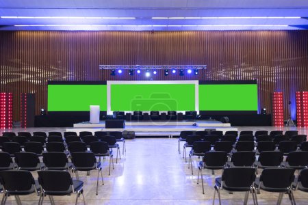 Téléchargez les photos : Chaises vides dans une grande salle de conférence pour congrès d'entreprise ou sommet d'affaires - en image libre de droit