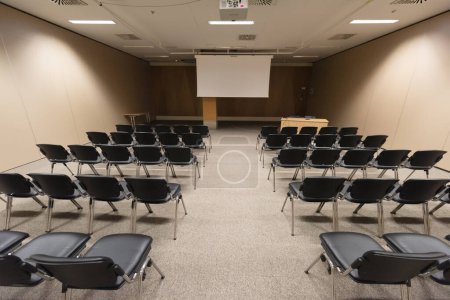 Foto de Sillas vacías en gran sala de conferencias para la Convención Corporativa o cumbre de negocios - Imagen libre de derechos
