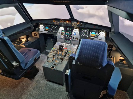 Foto de Simulador hidráulico de vuelo real para el entrenamiento de los pilotos. - Imagen libre de derechos