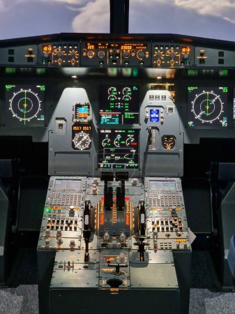 Foto de Simulador hidráulico de vuelo real para el entrenamiento de los pilotos. - Imagen libre de derechos