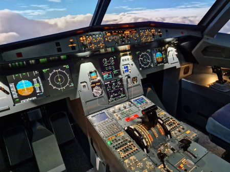 Téléchargez les photos : Simulateur hydraulique de vol réel pour la formation des pilotes. - en image libre de droit