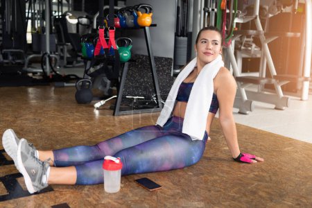 Téléchargez les photos : Jeune belle femme séance d'entraînement dans la salle de gym fitness rupture se détendre - en image libre de droit