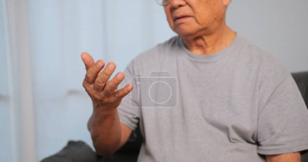 Téléchargez les photos : La main d'un homme âgé tremble à cause de la maladie de Parkinson. - en image libre de droit