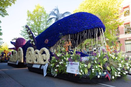 Foto de Plataformas decoradas con flores en Bloemencorso Bollenstreek Flower Parade Keukenhof, Haarlem, Países Bajos, 24 de abril de 2022. - Imagen libre de derechos