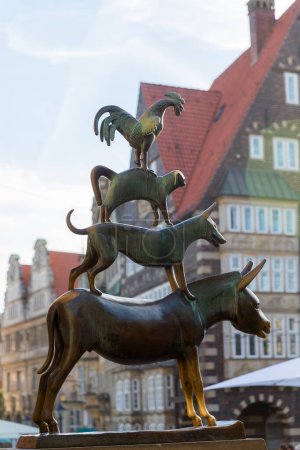 Téléchargez les photos : Statue en bronze des musiciens de la ville sur Rathausplatz marktplatz ou place du marché dans le centre historique de la ville hanséatique médiévale de Brême, Allemagne, 15 juillet 2021. - en image libre de droit