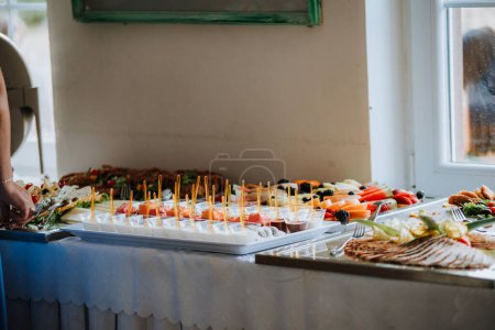 Téléchargez les photos : Buffet de restauration table de banquet avec snacks et hors-d'œuvre - en image libre de droit