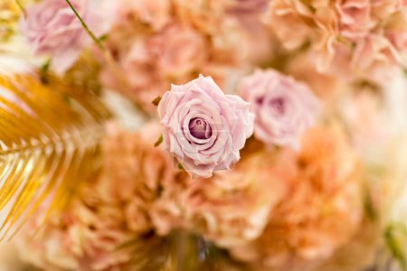 Téléchargez les photos : Fleurs de tissu de mise au point sélective, concept Valentine. rose tissu fleur. - en image libre de droit
