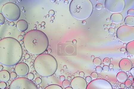 Colorido artístico de la gota de aceite flotando en el agua.