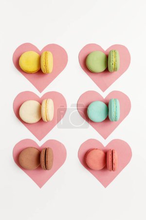 Foto de Variedad de coloridos macarrones dulces de postre francés con diferentes rellenos. - Imagen libre de derechos