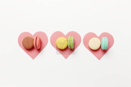 Foto de Variedad de coloridos macarrones dulces de postre francés con diferentes rellenos. - Imagen libre de derechos