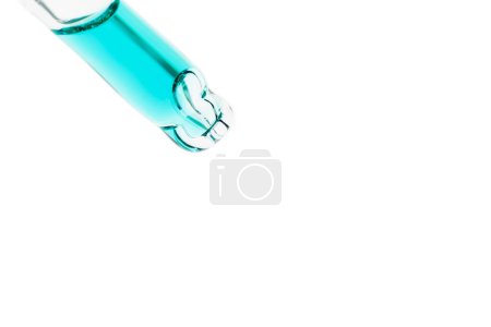 Téléchargez les photos : Macro close up de compte-gouttes pipette avec sérum liquide bleu sur fond blanc pour votre projet beauté - en image libre de droit